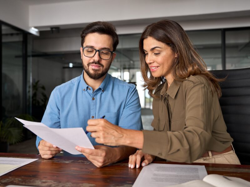 Smiling,Female,Financial,Advisor,,Attorney,Lawyer,Or,Bank,Manager,Consulting